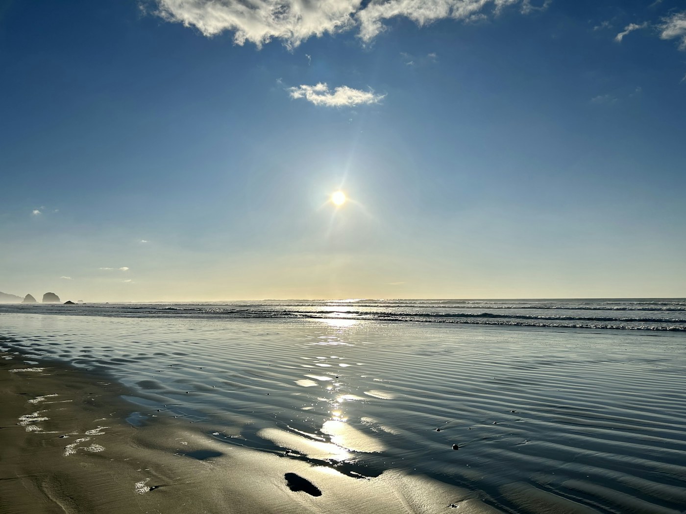 Soleil d'hiver se reflétant sur une plage au bord de l'océan