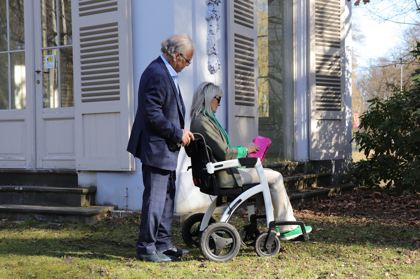 Photo editoriale: Chaise haute, transat, tapis d éveil: choisir sans surcharger