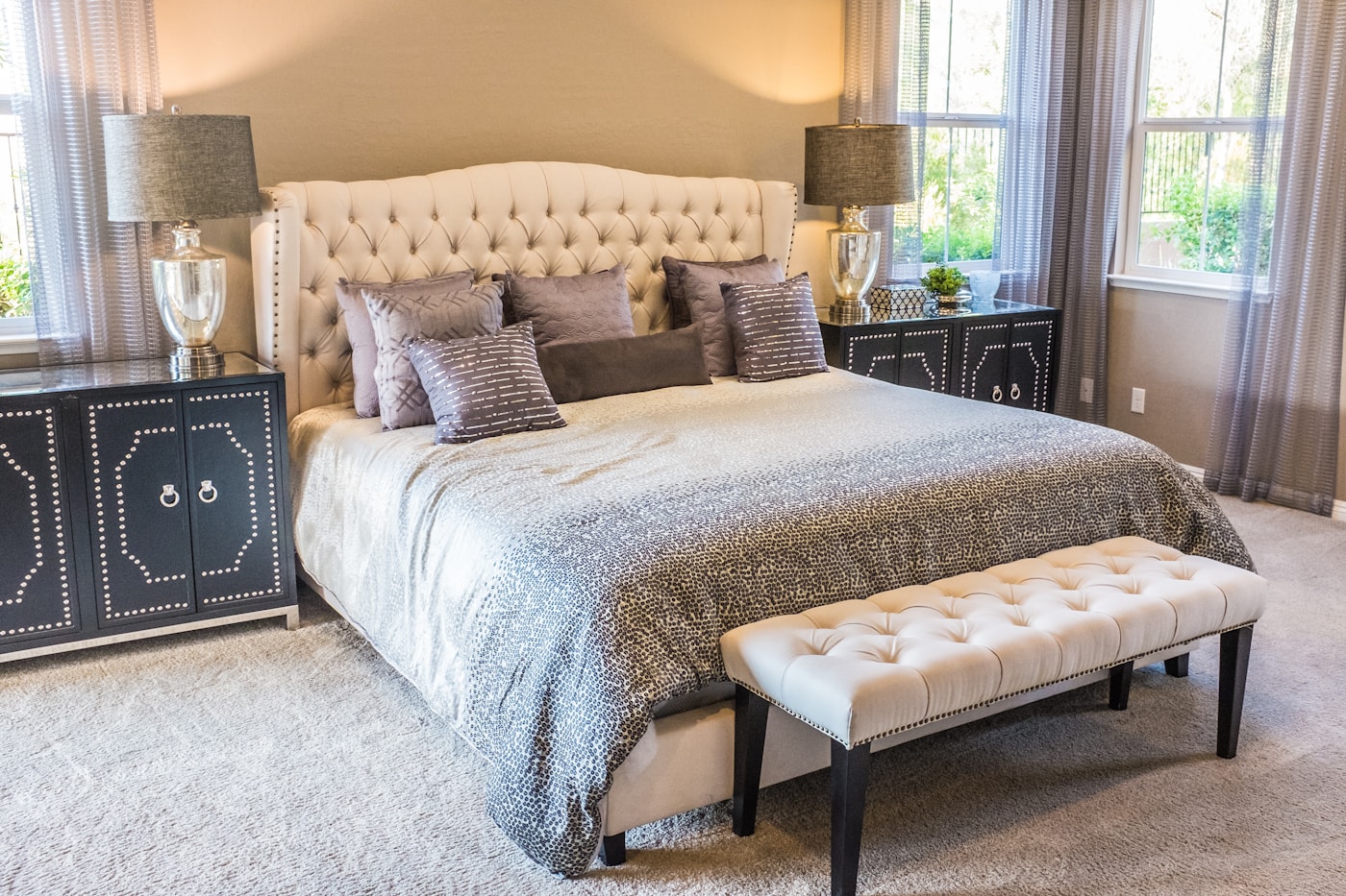 Photo editoriale: contrôle de pression des pneus sur une voiture familiale