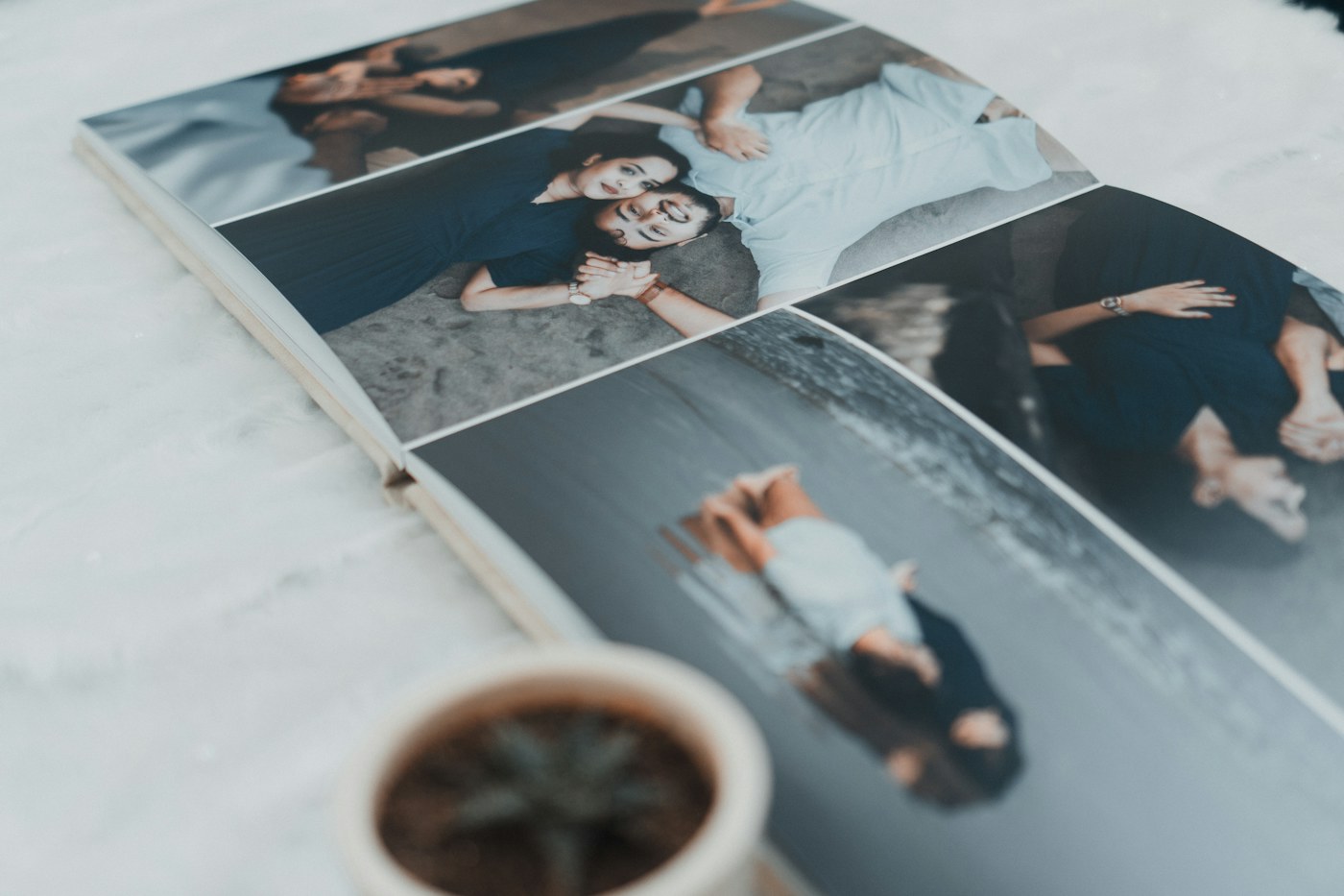 Album photo ouvert sur des clichés de famille posé sur une table